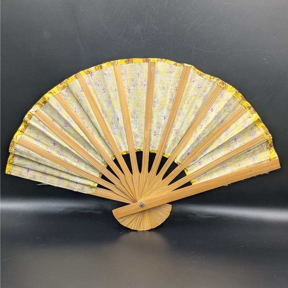 🌼 Vintage Yellow Floral Folding Fan – Bamboo & Fabric - Picture 3 of 4